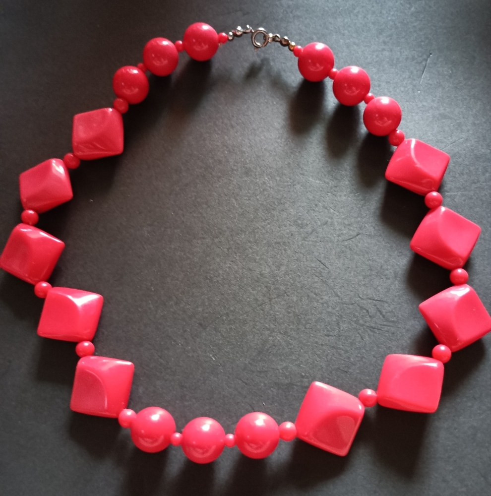 1980's Vintage Red Optiblock W/Spheres Vibrant Geometric Beaded Choker Necklace